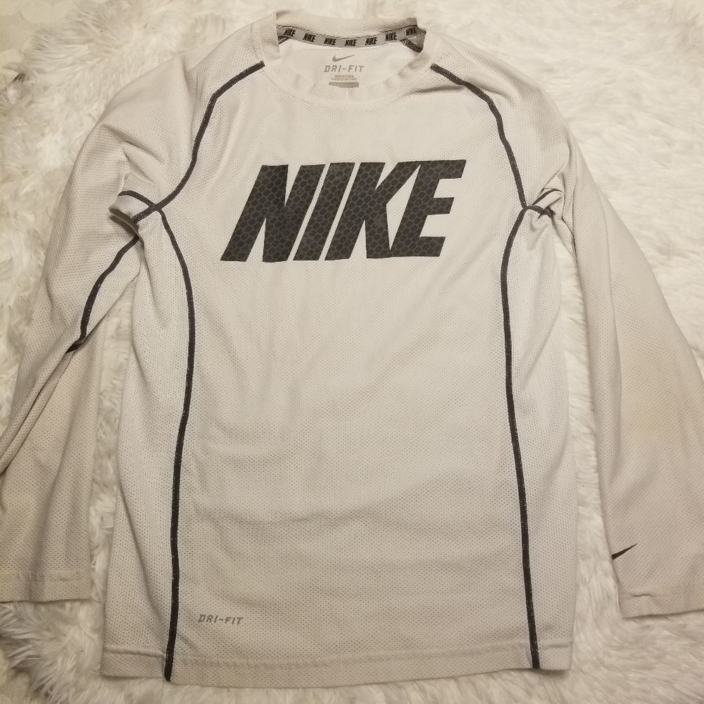 Bundle of 4 youth small sports shirts - Picture 8 of 9